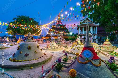Obraz na płótnie PHITSANULOK, THAILAND - April 11,2024:Thai people come to build the sand Pagoda for return the sand to the temple on Songkran festival Thai tradition at Ratchaburana temple in Phitsanulok,Thailand. w salonie