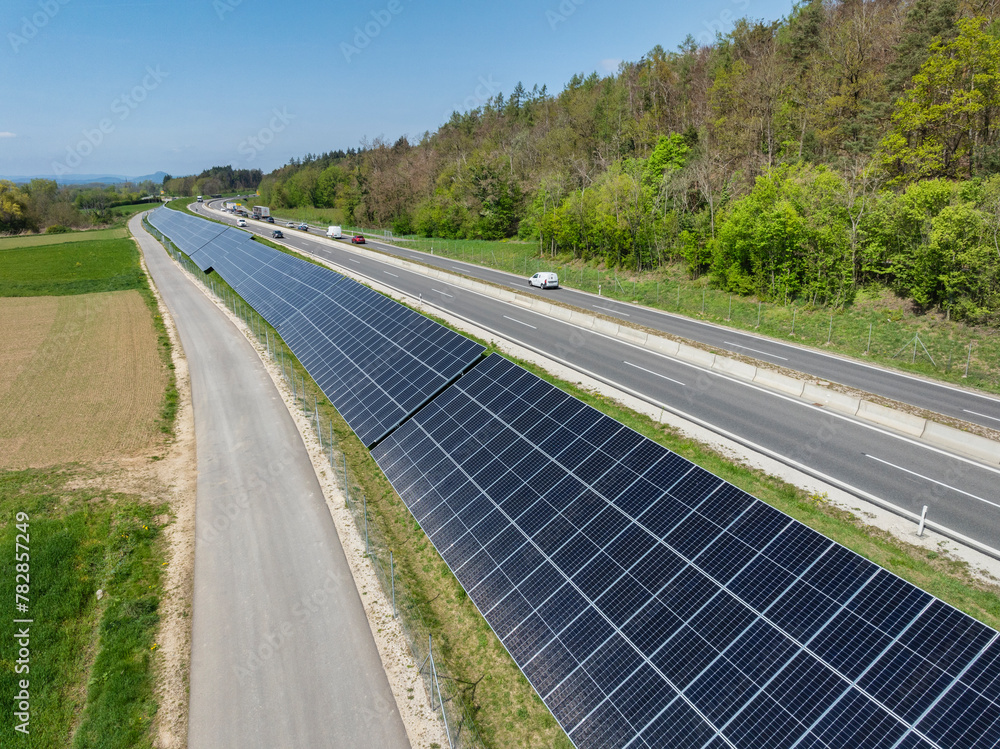 Solarmodule, Solarpark, Photovoltaik, Stromerzeugung aus Sonnenenergie an einem Lärmschutzwall an der Bundesstraße B33 zwischen Markelfingen und Allensbach