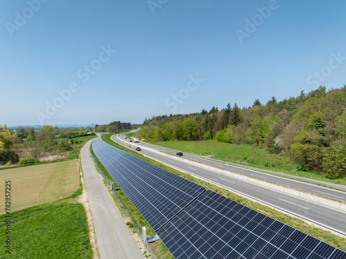 Solarmodule, Solarpark, Photovoltaik, Stromerzeugung aus Sonnenenergie an einem Lärmschutzwall an der Bundesstraße B33 zwischen Markelfingen und Allensbach