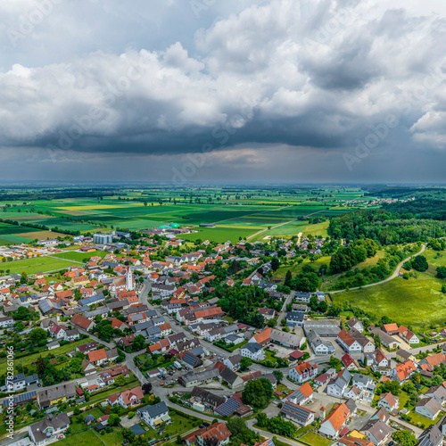 Schauer und Gewitterwolken über dem schwäbischen Donautal bei Holzheim am Donauried