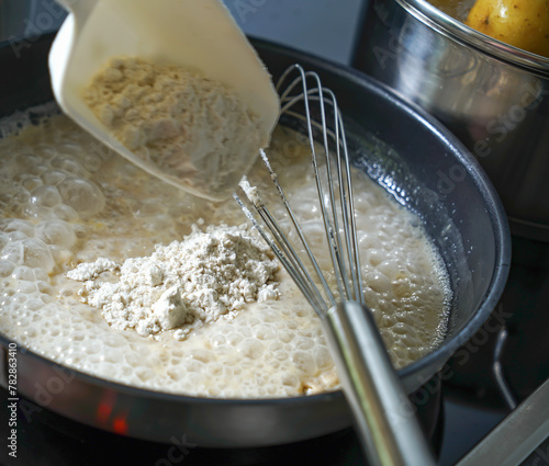 Mehlschwitze Einbrenne dunkel hell in der pfanne 