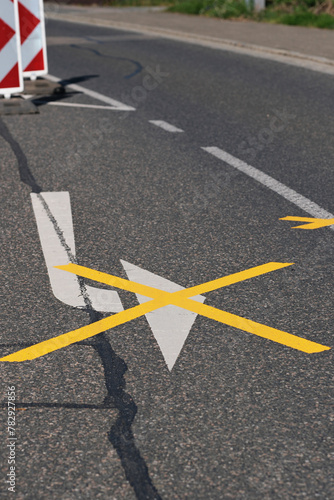 Strassensperrung, abgeklebter Pfeil auf einer Kreuzung © MHP