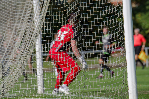 Fußball Torwart Angreifer und Schiedsrichter Symbolbild