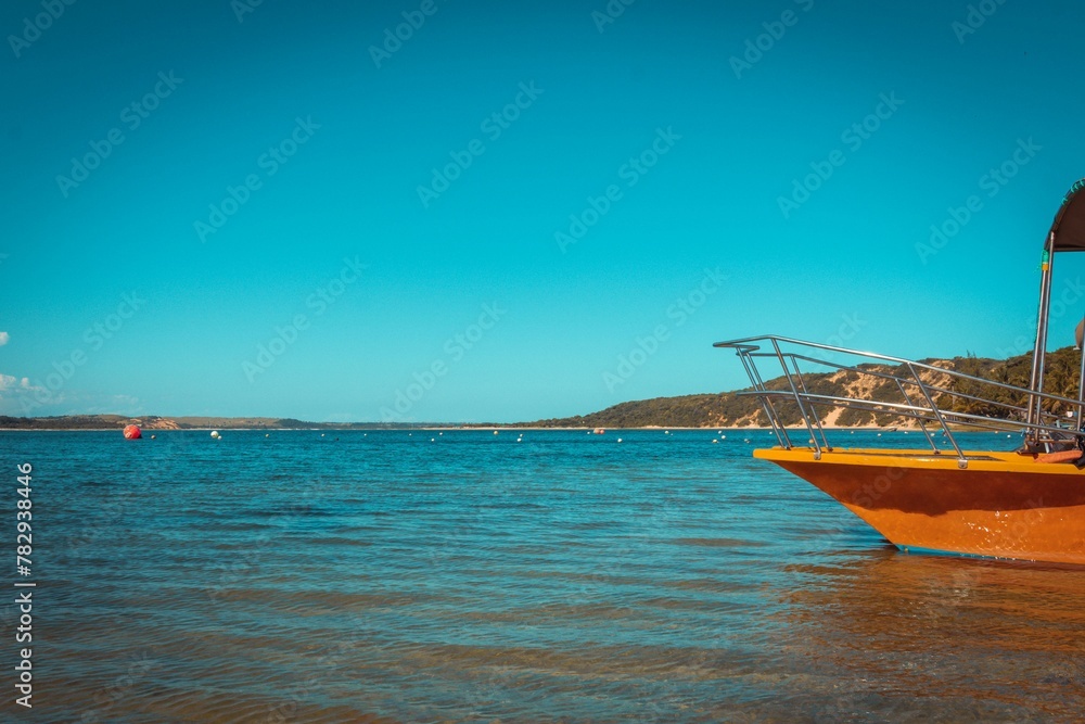 Obraz premium Front of an orange boat on the sea