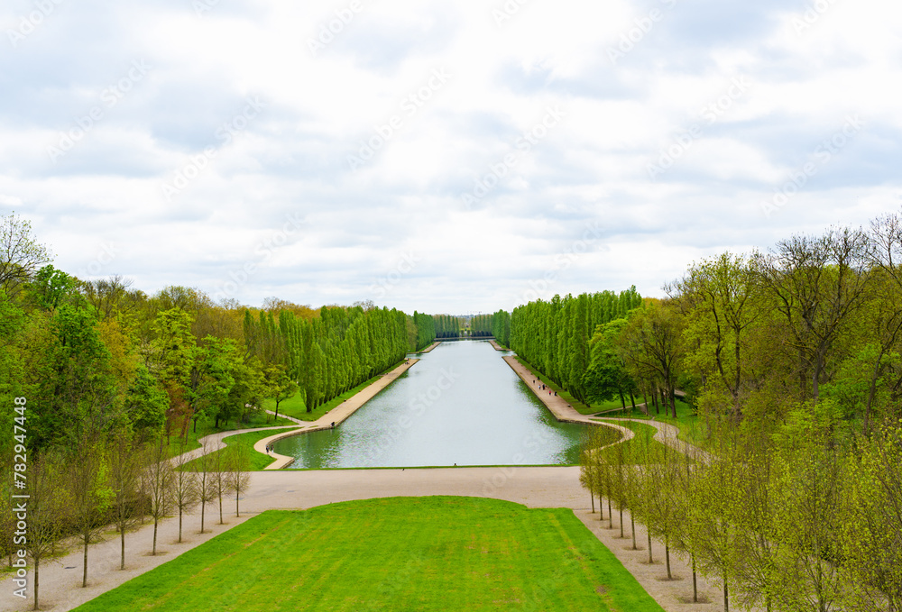 Fototapeta premium Le parc fut dessiné par André Le Nôtre à la fin du xviie siècle à la demande de Colbert puis de son fils le marquis de Seignelay. À la Révolution, par les spéculations de la Bande Noire1