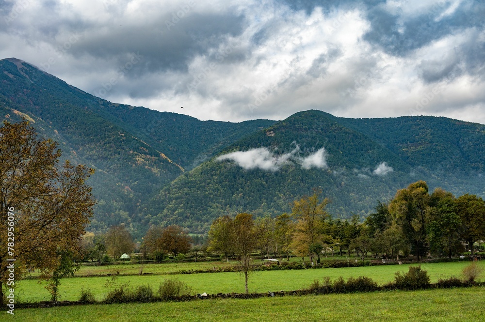Naklejka premium Low-angle of mountains on a gloomy day with cloudy sky background