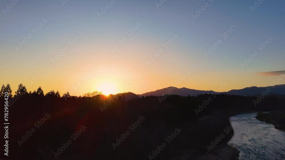 空撮 ドローン撮影 山に沈む夕日 川 リフレクション 美しい自然風景 空撮 ドローン撮影 山に沈む夕日 川 リフレクション 美しい自然風景