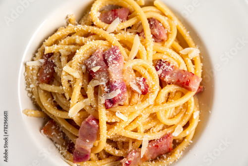 Primo piano di un piatto di deliziosi bucatini alla gricia, pasta tipica della cucina romana, cibo italiano  photo