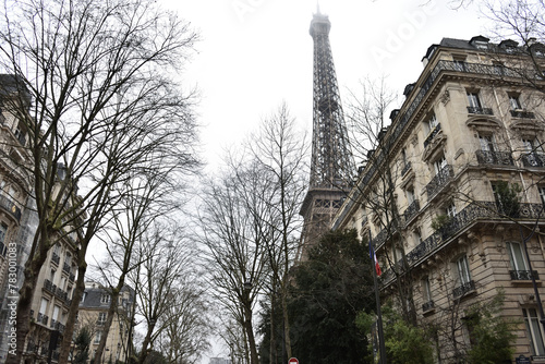 La Tour Eiffel derriere les immeubles parisiens. Paris. France photo