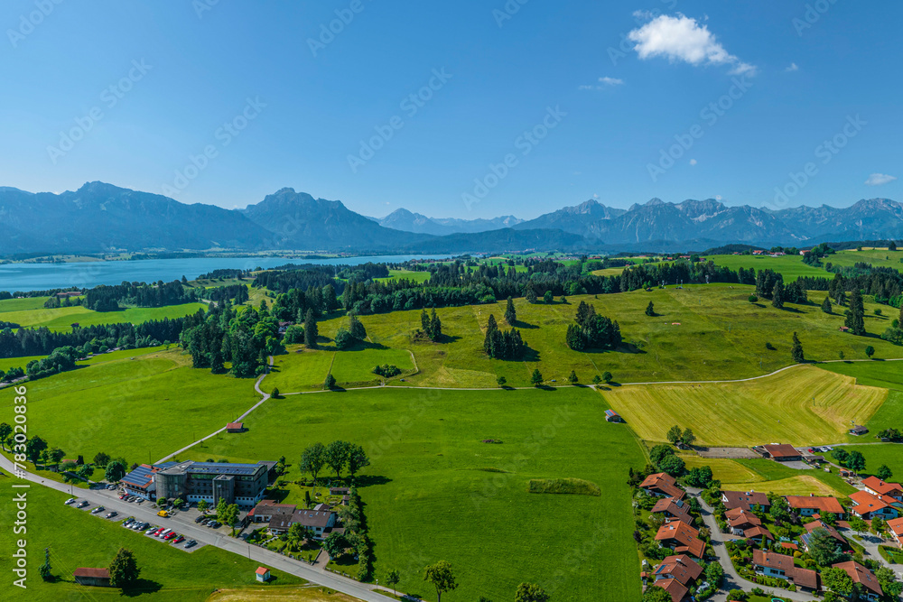 Obraz premium Ausblick auf Roßhaupten am Forggensee im Auerbergland