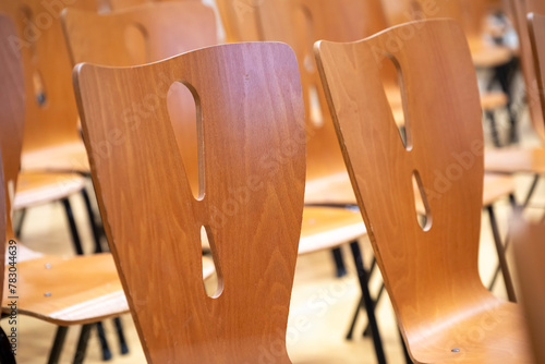 détails de chaises d'une salle de concert, de cours, de conférence ou de spectacle photo