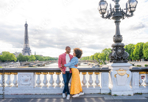 Canvas Print Afro-american beautiful couple in love visiting Paris