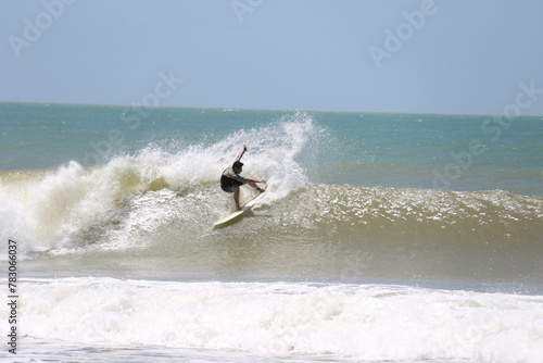 Surf na praia de Regência, Linhares, Espírito Santo, Brasil.