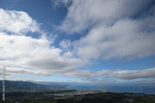 夏の早朝に登った有珠山より望む、緑豊かな景観