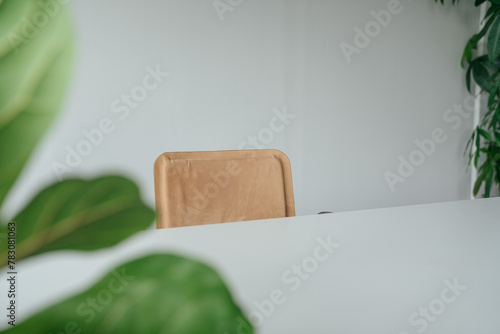 Minimalistischer Arbeitsplatz mit Pflanzen