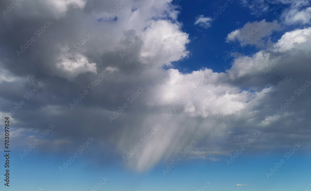 La pioggia cade dalle nuvole nel cielo sopra al mare La pioggia cade dalle nuvole nel cielo sopra al mare