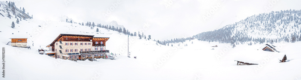 Fototapeta premium Lavarella Hütte im Winter