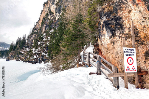 Canvastavla Gesperrter Weg am Pragser Wildsee