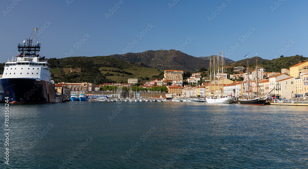 Bateaux et vieux voiliers au mouillage dans le port de Port Vendres