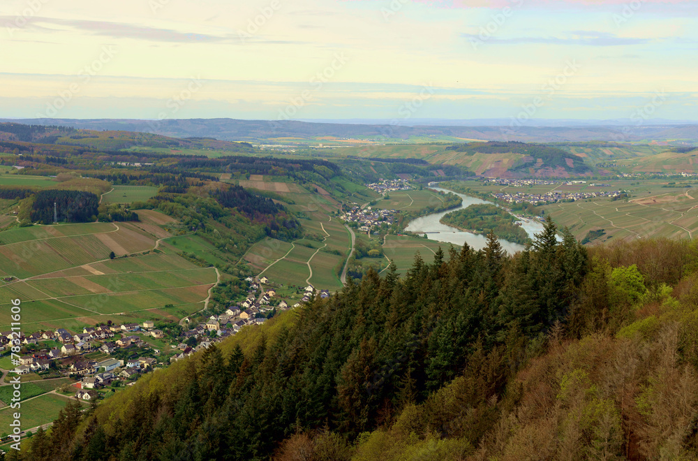 Die Orte Pölich (links) und Detzem (rechts) an der Mosel. Aussicht vom Aussichtsturm 