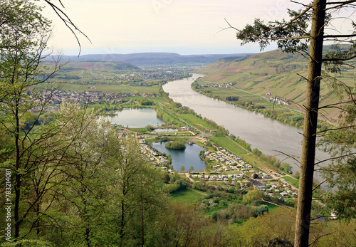 Aussicht auf den Triolago bei Riol an der Mosel in Rheinland-Pfalz. Aussicht vom Premium-Wanderweg Moselsteig Seitensprung Mehringer Schweiz. 