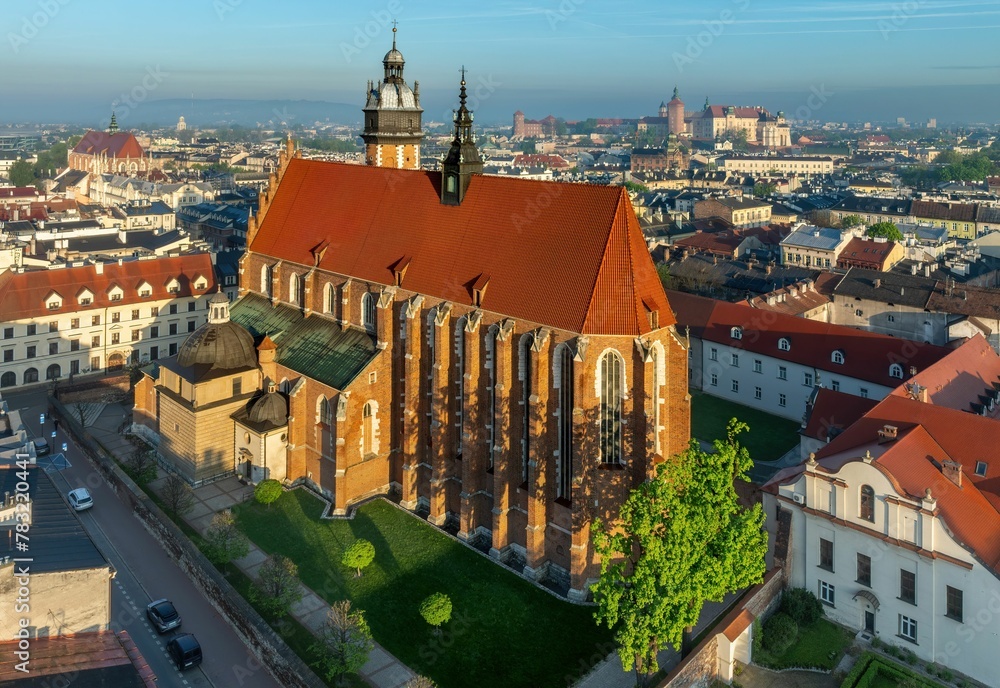 Fototapeta premium Gotycka Bazylika Bożego Ciała w Krakowie z lotu ptaka o poranku