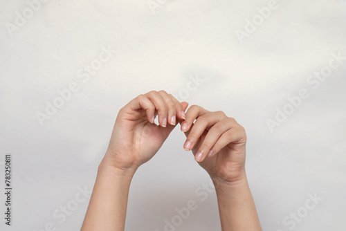 Manos femeninas mostrando la manicura