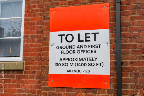 Foto To let offices board sign on the side of a building