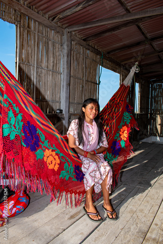 joven guajira de la etnia wayuu, quienes viven al norte de Colombia, tienen su propia cultura, su lengua, sus comidas, sus costumbres, sus vestidos etc. 