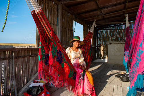 joven guajira de la etnia wayuu, quienes viven al norte de Colombia, tienen su propia cultura, su lengua, sus comidas, sus costumbres, sus vestidos etc. 