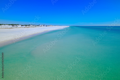 Fotografie Calm emerald gulf of mexico water sugar white sand dunes at St