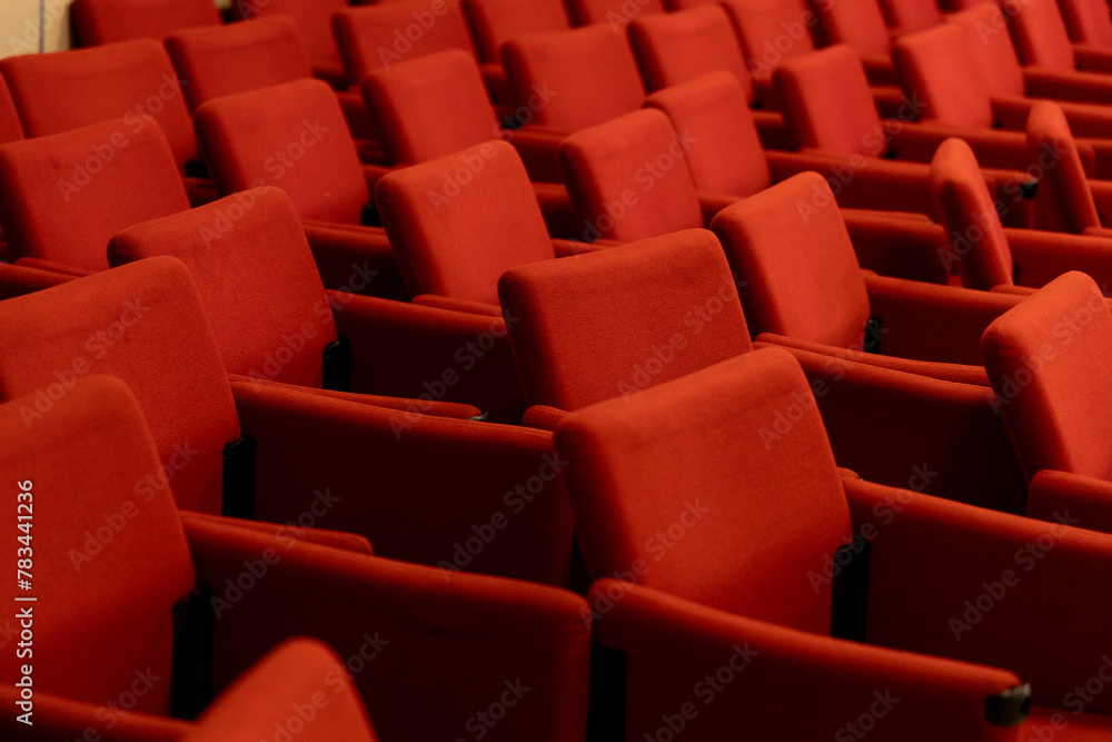 Naklejka premium close rows of red armchairs in the conference room