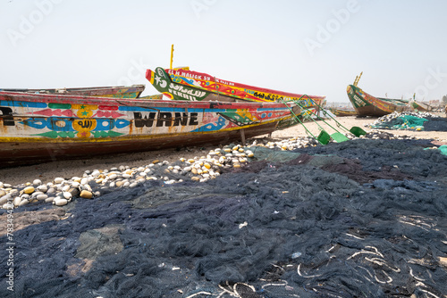 pirogues et leurs filets de pêche dans le quartier des pêcheurs traditionnels à Dakar au Sénégal en Afrique de l'Ouest photo