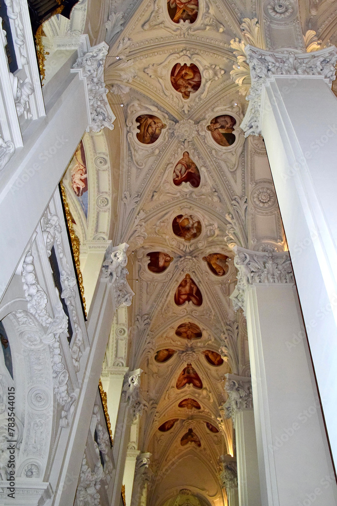 Innenaufnahme eines Teils der Wallfahrtskirche Mariazell