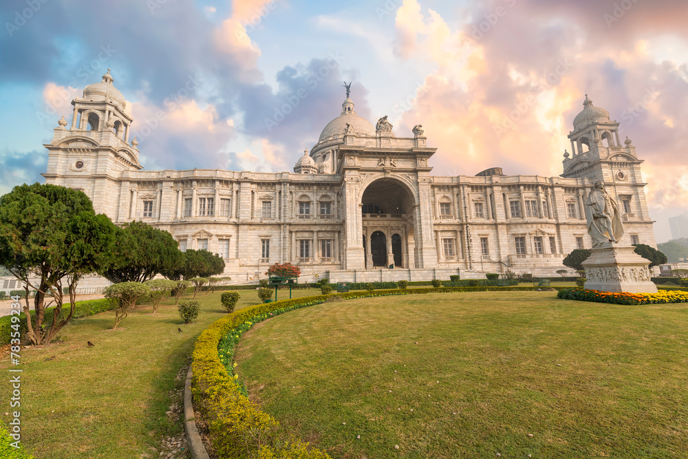 Obraz premium Victoria Memorial ancient colonial architecture building built in the year 1906 in Kolkata with moody sunset sky.