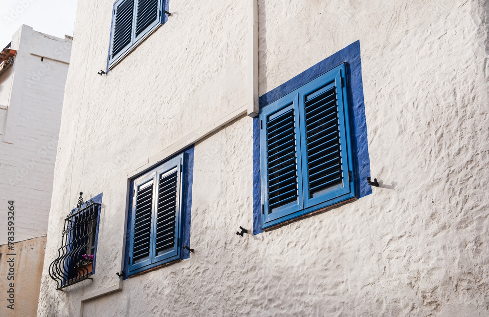 Geschlossene blaue Fensterläden an einem Haus in Sitges, Spanien Geschlossene blaue Fensterläden an einem Haus in Sitges, Spanien