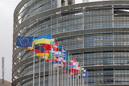 Vor dem Gebäude des Europäischen Parlaments in Straßburg flattern die Flaggen der 27 EU-Mitgliedsstaaten sowie die Europafahne und die Flagge der Ukraine im kräftigen Wind. photo