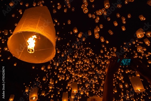 Obraz na płótnie Mesmerizing dark sky full of burning floating sky lanterns