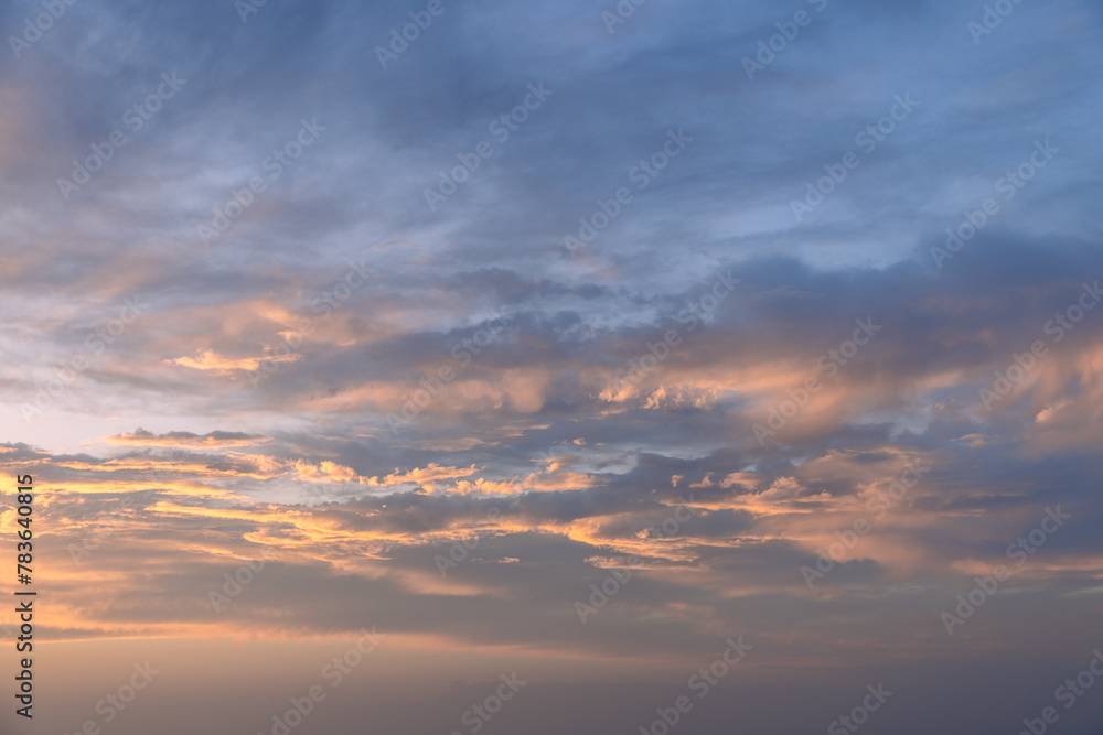 Obraz premium The evening sky, aglow with peach and blue gradients, offers a peaceful ambiance, ideal for backgrounds in artistic projects or sky replacements