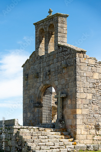 Eingangstür und Treppenaufgang der Kirchenruine von Castelo Mendo, Portugal photo