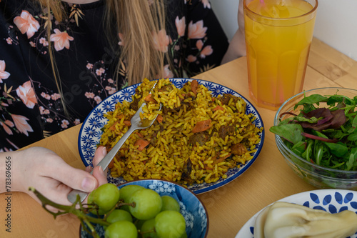 Domowy obiad gotowany ryż curry z mięsem i warzywami 