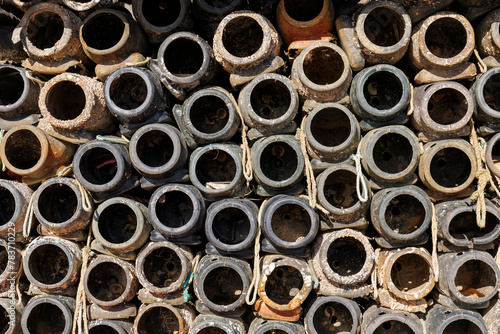 Pièges à poulpe en plastique rangés dans une cabane de pêcheur à Santa Luzia, Portugal © PierreM