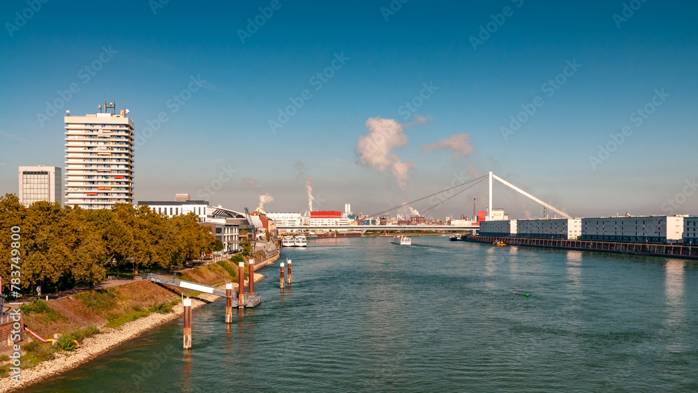 Obraz premium Aussicht von der Konrad-Adenauer-Brücke zwischen Ludwigshafen und Mannheim entlang des Rheins flussabwärts