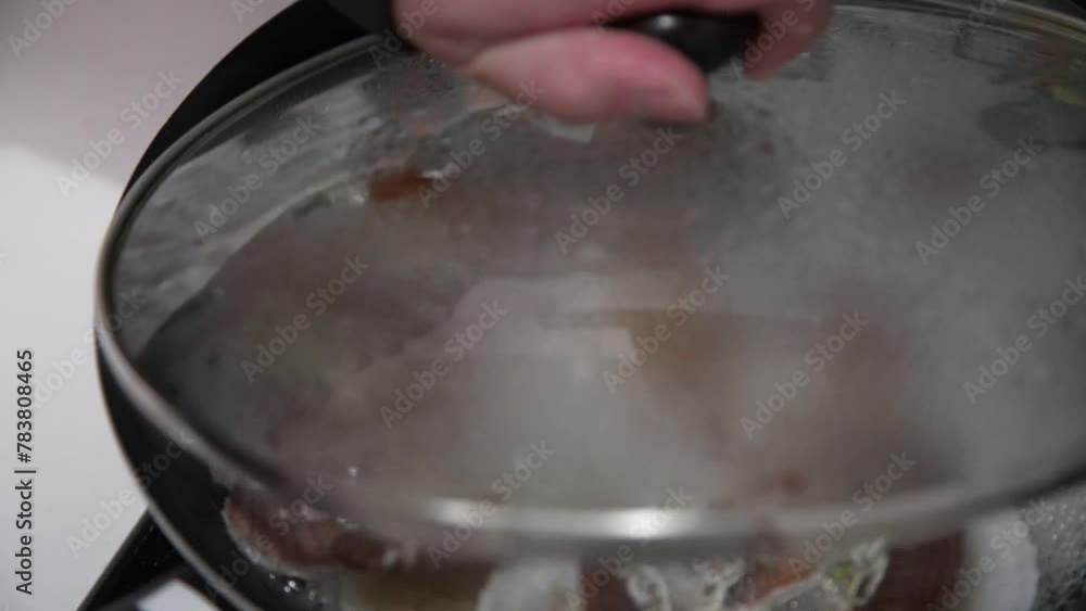 帆立の稚貝の酒蒸しを作る様子 帆立の稚貝の酒蒸しを作る様子