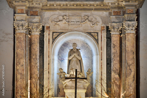 Altar principal dentro del Santuario de San Pedro Claver. Cartagena de Indias, Colombia. Toma Horizontal.