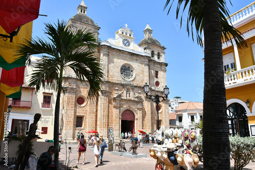 Plaza frente al Santuario de San Pedro Claver, destino turístico en Cartagena de Indias, Colombia. Concepto de viaje y Vacaciones.