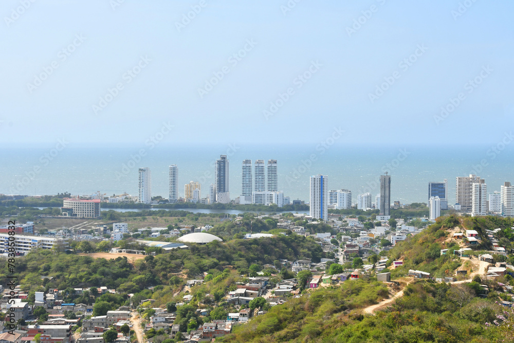 Panorámica en la ciudad de Cartagena de Indias, horizonte en el Océano Atlántico, toma horizontal.
