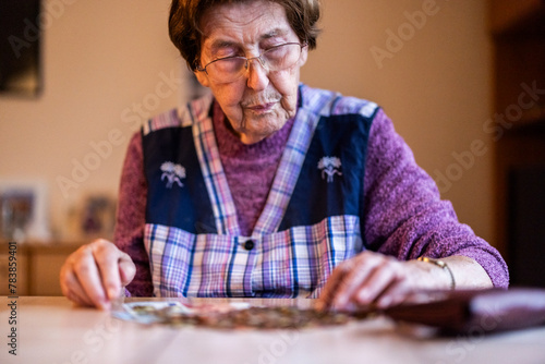 Seniorin zählt ihr Geld photo