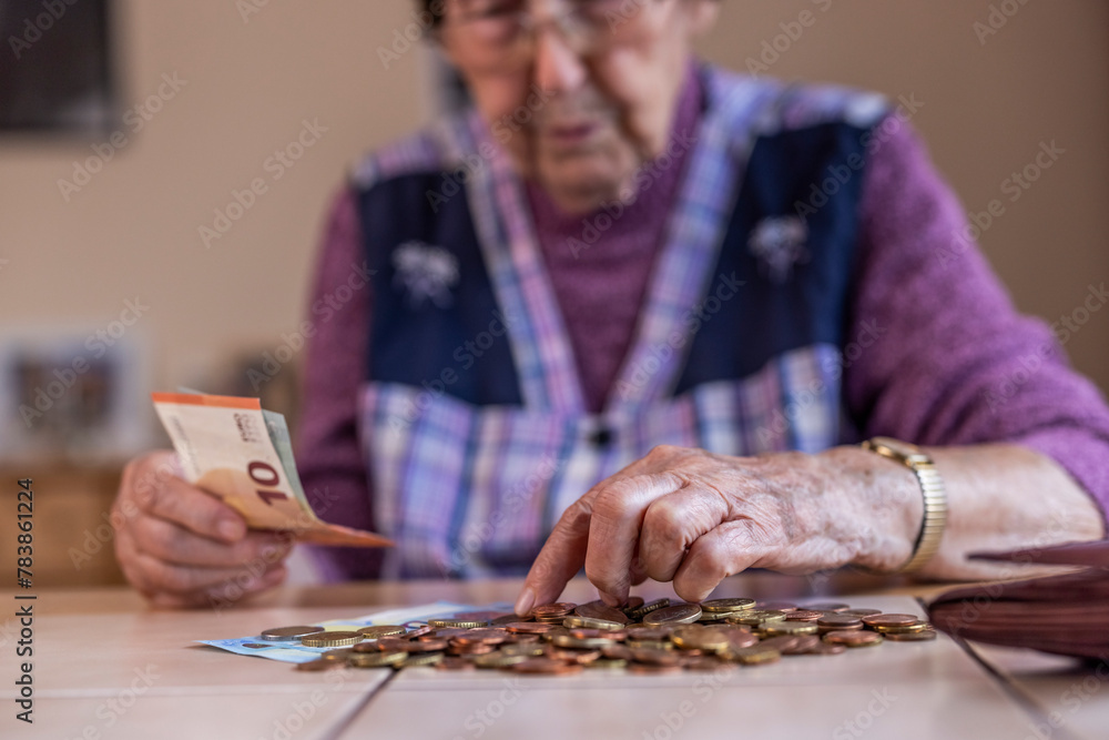 Seniorin zählt ihr Geld, Symbolbild für Armut und Altersarmut Seniorin zählt ihr Geld, Symbolbild für Armut und Altersarmut