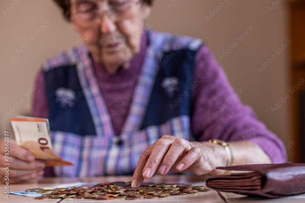 Seniorin zählt ihr Geld, Symbolbild für Armut und Altersarmut Seniorin zählt ihr Geld, Symbolbild für Armut und Altersarmut